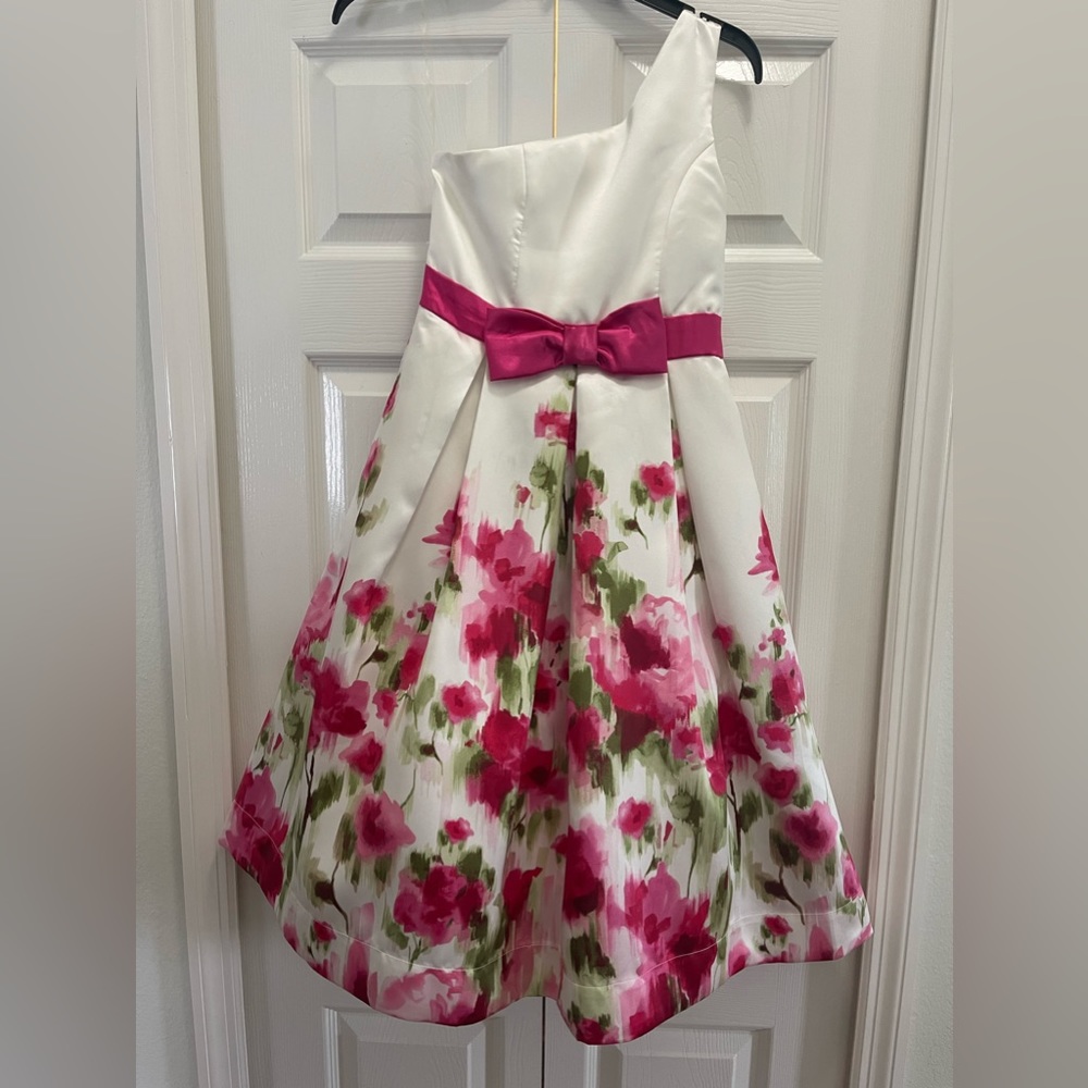 Beautiful A-line formal dress with crepe lining. Girl’s size 12.